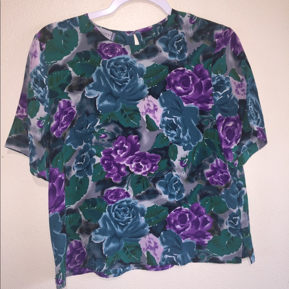 Beautiful vintage pull over blouse